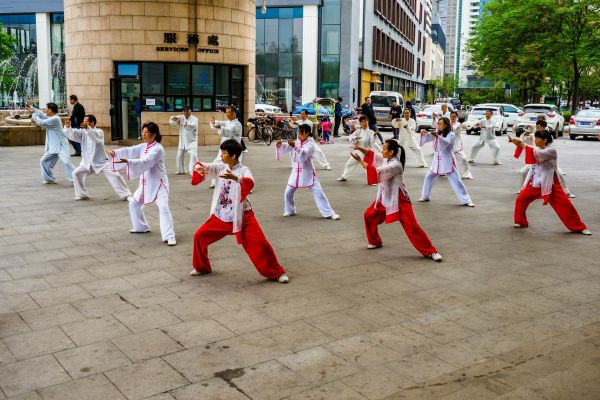 Tai chi pour améliorer équilibre et bien-être au quotidien